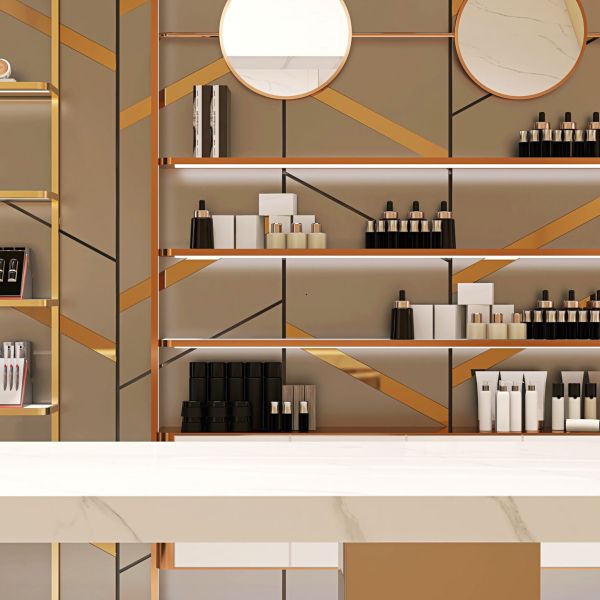 Bancone vuoto in marmo bianco in un elegante e lussuoso design d'interni di un negozio di cosmetici